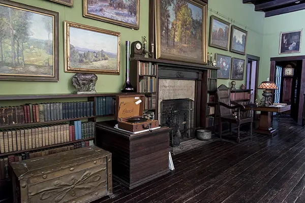 Special Tour: Staff Favorites in the Steele Library